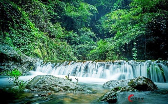 云南镇雄县山体滑坡救援进行中 调用100余顶帐篷400床棉被等物资